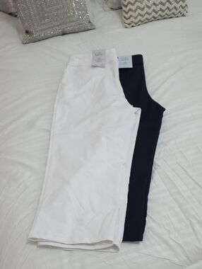 NEW WITH TAGS!croft & barrow Womans White and Navy Casual Effortless Capris!